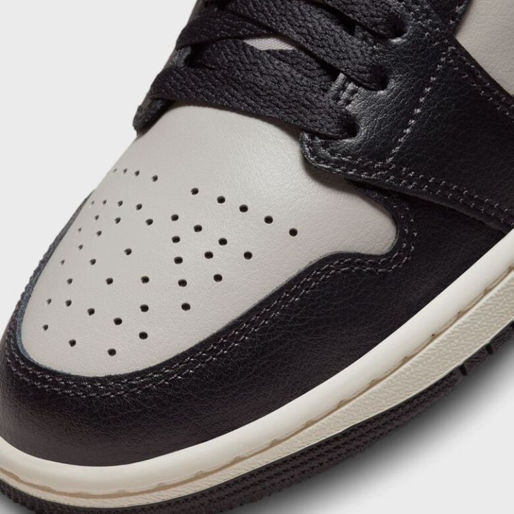 WMNS Air Jordan 1 Mid