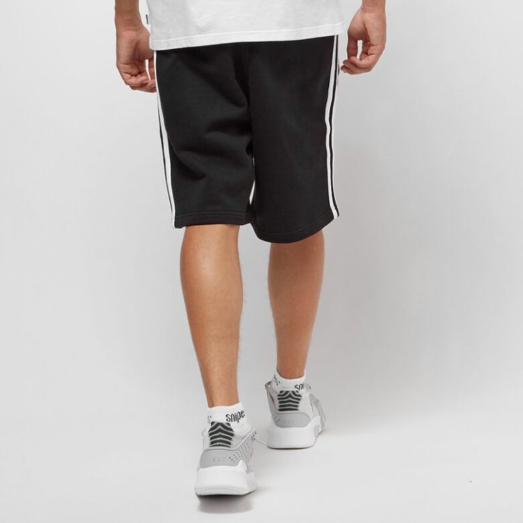 Short adicolor 3-Stripes