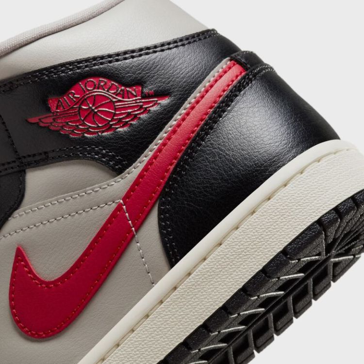 WMNS Air Jordan 1 Mid
